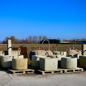 Verschiedene Granitstein-Brunnen, Firma Falk Antike Baumaterialien