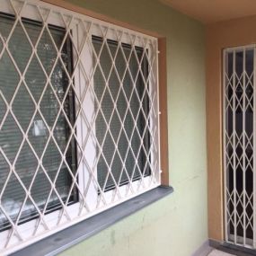 Fenstergitter fix, 
Typ B2 und 2tlg. Scherengitter als Schutz gegen Einbrecher am Balkon