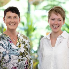 Wir sind Birgit Seggl und Sonja Schrempf, die leidenschaftlichen Inhaberinnen von Blumenstadl Schladming. Unsere Mission ist es, die Schönheit der Natur in Ihr Leben zu bringen. Mit meisterlicher Floristik und einem Auge für Details schaffen wir unvergessliche Blumenerlebnisse. Egal ob für besondere Anlässe oder für den täglichen Genuss.
Hochzeitsfloristik
Ihre Hochzeit soll der schönste Tag in Ihrem Leben werden – und wir tragen dazu bei.
Saisonelle Gestaltungen von Hotels und Restaurants. Mit 