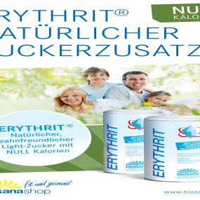 Biosana ERYTHRIT natürlicher Zuckerersatz
Null Kalorien, viel Geschmack
Der natürliche, zahnfreundliche Light-Zucker. Erythritol ist ein neuer, natürlicher und praktisch kalorienfreier Zuckeraustauschstoff, der in vielen Arten von Gemüse und Früchten vorkommt. Gegenüber den anderen Zuckeralkoholen weist es eine besonders hohe, digestive Toleranz auf (ca. 1 g/kg Körpergewicht). Da Erythritol schon zu 90 % über den Dünndarm aufgenommen wird, sind die sonst für Zuckeralkohole üblichen Nebenwirkunge