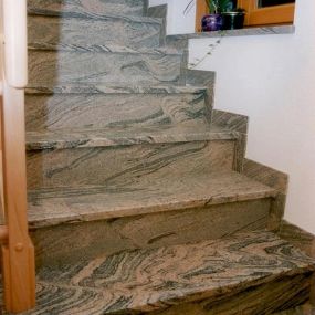 Stufen und Bodenplatten für innen aus Granit, Marmor, Schiefer, Quarzith, Solnhofener usw.