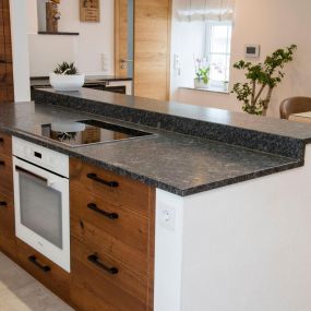 Küchenplatten aus Granit, Dekton, Silestone und Keramik