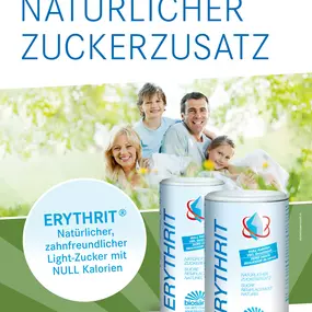 Biosana ERYTHRIT natürlicher Zuckerersatz
Null Kalorien, viel Geschmack
Der natürliche, zahnfreundliche Light-Zucker. Erythritol ist ein neuer, natürlicher und praktisch kalorienfreier Zuckeraustauschstoff, der in vielen Arten von Gemüse und Früchten vorkommt. Gegenüber den anderen Zuckeralkoholen weist es eine besonders hohe, digestive Toleranz auf (ca. 1 g/kg Körpergewicht). Da Erythritol schon zu 90 % über den Dünndarm aufgenommen wird, sind die sonst für Zuckeralkohole üblichen Nebenwirkunge