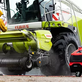 Sogar der Mähdrescher lässt sich mit dem Hochdruckreiniger ganz einfach waschen.