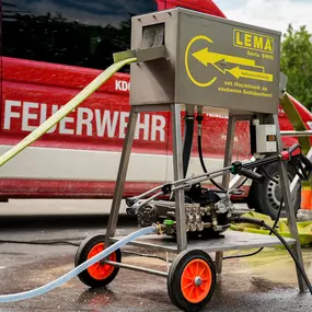 LEMA hat auch die Ausrüstung für Feuerwehren im Angebot. Z.b. Schlauchwaschgerät