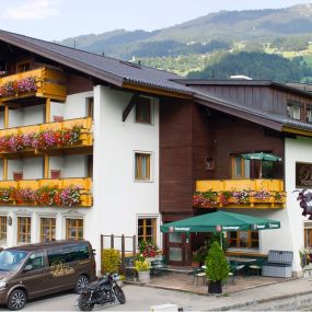 Hotel Both - Außenansicht Hotel mit Parkplatz