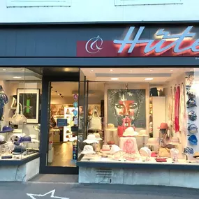 Das moderne Hutgeschäft im Zentrum von Korneuburg.
Wir bieten eine große Auswahl an Kopfbedeckungen für Damen, Herren und Kinder in vielen Modellen und Farben: Damenhüte, Herrenhüte, Filzhüte, Strohhüte, Panamahüte, Kappen, Herrenmützen, Strickmützen, Baskenmützen, Schirmmützen, Wollmützen, Bommelmützen, Beanies, Kinderhauben, Kinderhüte, Hochzeitshüte, Haargestecke und Fascinators. Ergänzend bieten wir feine Handschuhe (Leder, Stoff etc.) sowie passende Tücher und Schals.
Als Fachgeschäft zeic