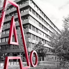 Adimmo Logo vor Hochhaus von vorne