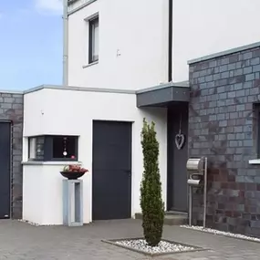 Kilga Metall- u. Torbau GmbH - Kipptore, Sektionaltore, Flügeltore und Rolltore, Hoftore, Schiebe-und Drehtore, Haustüren, etc. für private Anforderungen.