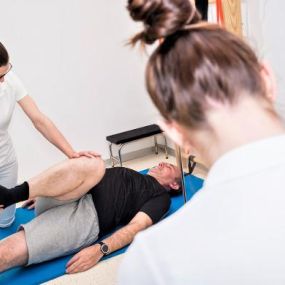 Krankengymnastik - Krankengymnastik ist ein natürliches Heilverfahren, das sowohl auf passiven (durch äußere Kräfte, zum Beispiel vom Therapeuten geführten) als auch aktiven (selbständig ausgeführten) Bewegungen basiert.