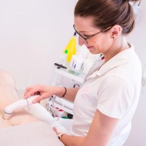 Ultraschall Behandlung - Die Ultraschalltherapie ist eine Behandlung im Rahmen der Elektrotherapie. Dabei wird mithilfe von Schallwellen Wärme erzeugt. Die Ultraschalltherapie kann Schmerzen bei Gelenk- und Wirbelsäulenerkrankungen lindern.