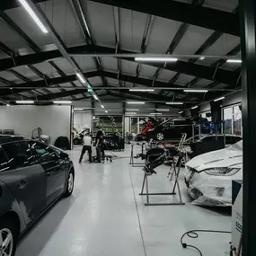 Die Lack WG - | Tesla Bodyshop | Karosseriewerkstatt | Lackiererei | Karosseriebau | Scheibenreparatur