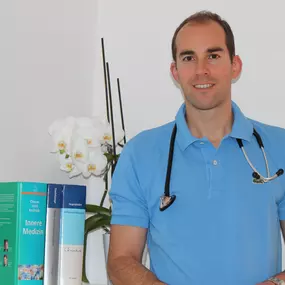 Dr. Nikolas Linasi
