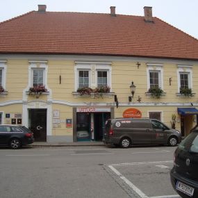 Hildegard Jiranek-Koch
Gebäude mit Hauseingang zur Praxis (1. Stock) vom Rosarhaus - zwischen Pizzeria Borsalino und Frisör Lattuge - Glastüreingang