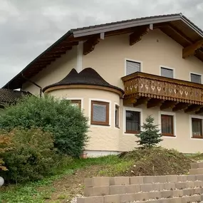 Die Malerei Fabian aus Obertrum am See im Flachgau im Salzburger Land ist Ihr erfahrener Ansprechpartner für alles rund um Malerarbeiten. Wir sind Ihr zuverlässiger Maler für Salzburg und Umgebung und bieten Ihnen Innenmalerei, Außenmalerei, Kreativmalerei und vieles mehr. Kontaktieren Sie uns!
