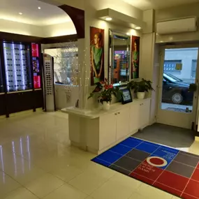 Optik Liepold Inh. Hannes Liepold - Innenansicht - Optik Liepold bietet Ihnen eine weitreichende Produktpalette an Brillengläsern von renommierten Markenherstellern.