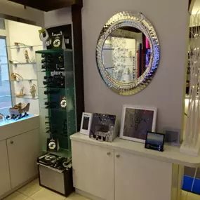 Optik Liepold Inh. Hannes Liepold -  Innenansicht  - Optik Liepold bietet Ihnen eine weitreichende Produktpalette an Brillengläsern von renommierten Markenherstellern.