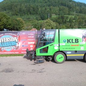 Strassenreinigungsmaschine AEBI MFH 2500 von KLB am Riverside Festival Aarburg im Einsatz.