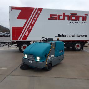 2 neue Kehrsaugmaschinen für Schöni Transport AG, Rothrist.  Eine TENNANT 6200 und eine TENNANT S20 Elektro.