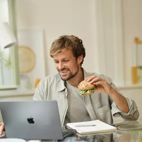 Morgengold Frühstücksdienste – Ihr Lieferservice für Semmeln, Weckerl und Brot in Österreich

Morgengold bringt frische Semmeln, Weckerl, Laiberl und Brot direkt an die Haustüre – in zahlreichen Städten und Regionen in Österreich. Ob werktags, an Sonntagen oder an Feiertagen, unser zuverlässiger Frühstückslieferservice sorgt für ein entspanntes Frühstück mit ofenfrischen Backwaren aus regionalen Handwerksbäckereien.