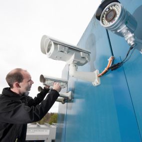 Ein Mitarbeiter von Burkhalter Net Works richtet eine Überwachungskamera (CCTV) aus.