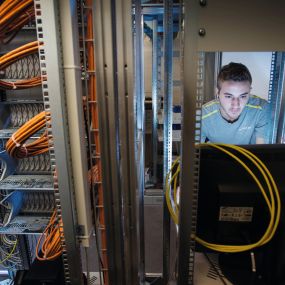 Ein Mitarbeiter von Burkhalter Net Works konfiguriert vor einem 19