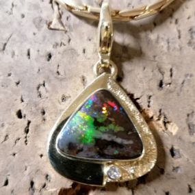 Opalschmuck/reine Handarbeit - Anhänger 14 Karat Gelbgold  Opal/Brillant