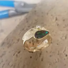 Opalschmuck/reine Handarbeit - Ring 14 karat Gelbgold mit Opal und Brillant
