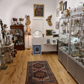 Stil- und Antikhandel & Antikmöbel, Altwaren und Antiquitäten in Wien