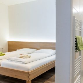FLÖCKNER B&B - BED AND BREAKFAST IN SALZBURG
IHR KLEINES, ABER FEINES B&B IN SALZBURG.
Das Flöckner B&B ist der ideale Ort, um Salzburg bequem kennenzulernen. Das moderne Hotel verfügt über alle Vorzüge, die Sie sich für Ihren Urlaub oder Businesstrip in Österreich wünschen. Schöne, saubere Zimmer und eine gute technische Ausstattung bieten den nötigen Komfort. Die Lage ist ruhig, und das Stadtzentrum ist in 10 Minuten fußläufig zu erreichen. Unser zuvorkommendes Team im Flöckner Bed & Breakfast