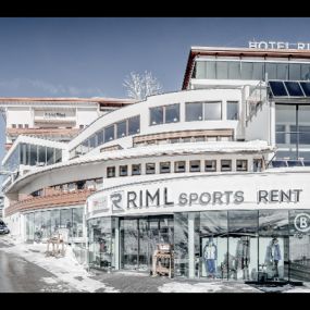 Unser Sportshop in Hochgurgl befindet sich auf 2.200 Metern Seehöhe. Vor einer Kulisse von 21 Dreitausendern shoppt man topmodernes Skiequipment, neueste Winterkollektionen von Bogner, Toni Sailer und Sportalm und genießt dabei beste Beratung und umfassenden Service.