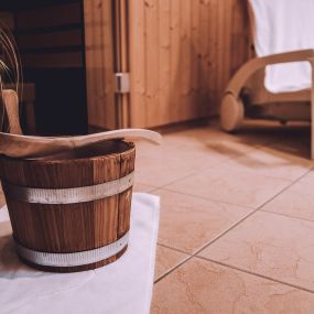 Hotel Restaurant Ronalp
In unserem Wellness-Bereich kannst du herrlich relaxen. Reserviere dir entspannende Stunden in unserer Sauna, im Dampfbad oder der Massagedusche. Die Wellness-Anlage steht auch Gästen, welche nicht bei uns übernachten, zur Verfügung. Frage nach freien Terminen.