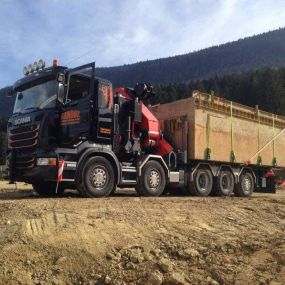 Camion avec une grue