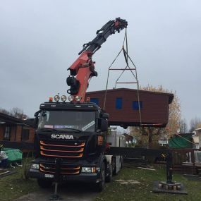 Camion avec une grue