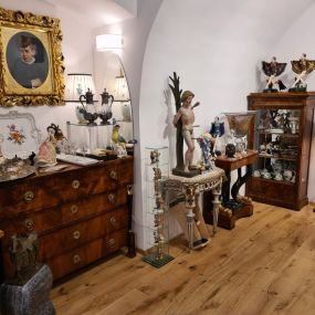 Stil- und Antikhandel & Antikmöbel, Altwaren und Antiquitäten in Wien