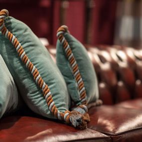 Detailaufnahme: Armlehne Chesterfield Sofa The Royal Kollektion mit Zierkissen