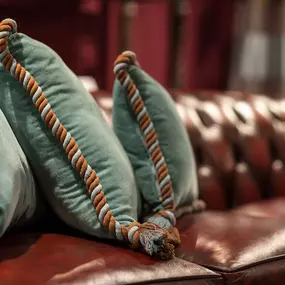 Detailaufnahme: Armlehne Chesterfield Sofa The Royal Kollektion mit Zierkissen