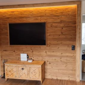 JAPS Holz GmbH - Integrierte Altholzwand mit Fernseher im Wohnzimmer