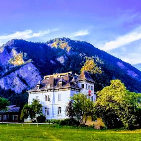 Adventure hostel with the Harder Kulm behind it