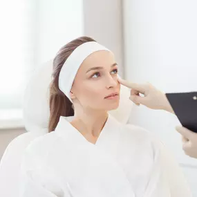 Ausbildung und Weiterbildung Kosmetik - Eine Kosmetikschulung ist eine spezielle Ausbildung für Personen, die eine Karriere im Bereich der Kosmetik anstreben oder ihre Kenntnisse und Fähigkeiten in diesem Bereich erweitern möchten. Diese Schulungen werden oft von Kosmetikschulen, Berufsschulen oder spezialisierten Ausbildungseinrichtungen angeboten.

Hier sind einige der Themen, die in einer typischen Kosmetikschulung behandelt werden könnten:

Grundlagen der Hautpflege und -gesundheit: Dies umf