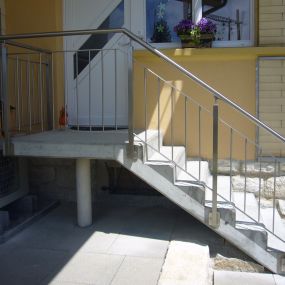Escaliers avec une rampe en métal