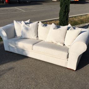 Landhausstil Sofa, gemütlich, neu überziehen konnten wir dieses in weichem Stoff in hellbeiger Farbe.