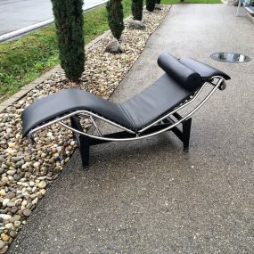 LC4 von Cassina neu überziehen in Leder schwarz