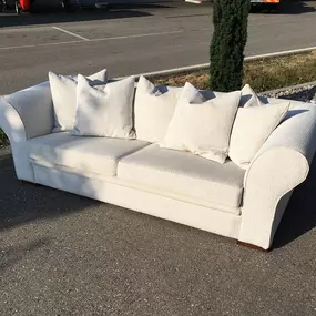 Landhausstil Sofa, gemütlich, neu überziehen konnten wir dieses in weichem Stoff in hellbeiger Farbe.