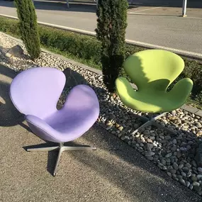 Arne Jacobsen, der Schwan, Sessel neu beziehen in Stoff lila und grün, Foyer des SAS Royal Hotel