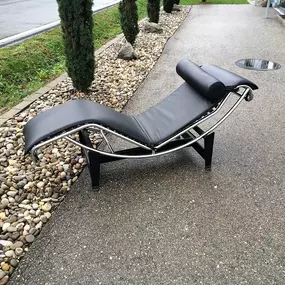 LC4 von Cassina neu überziehen in Leder schwarz