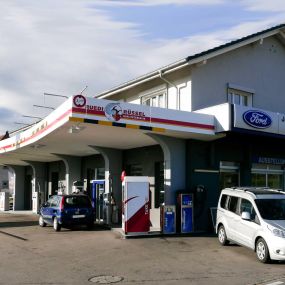 Die Tankstelle der Jura-Garage Peter AG ist an 365 Tagen im Jahr, rund um die Uhr geöffnet.  Bezahlen können Sie via Tankomat mit gängigen Kreditkarten oder Bargeld. Die Tankstelle ist für LKW-Betankungen geeignet - Dachhöhe 3.70 m.