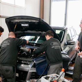 In unserer modern eingerichteten Ford Vertrags-Werkstatt arbeiten Service- und Reparatur-Techniker, die nach dem aktuellsten Stand ausgebildet sind. Sie gewähren einen umfassenden Service rund um Autos jeder Marke.