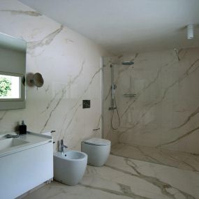 Badezimmer und Duschen Steintein