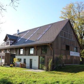 Haus mit dunklem Holz